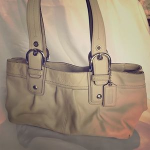 COACH Off white shoulder caryall bag. Great shape
